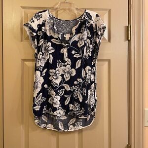 Stylus‎ Black and Cream Floral Print Women's V-Neck Hi-Low Top, Size Medium